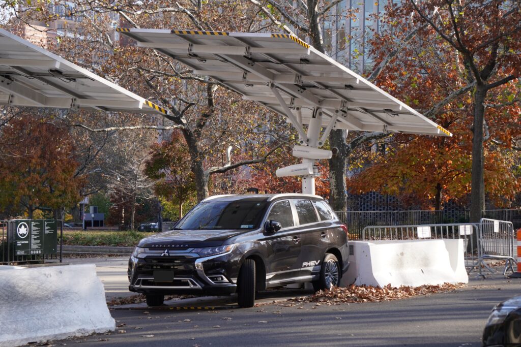 DSC00772 Outlander PHEV Charging seen in New York City in November 2021