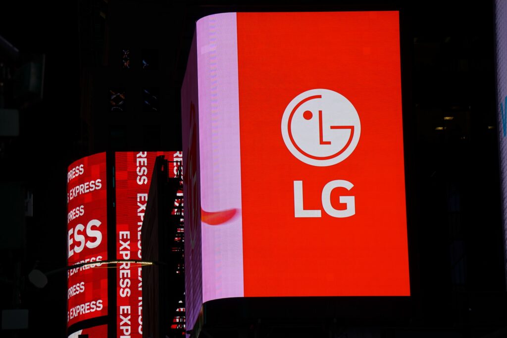 DSC01170 LG seen in New York City in November 2021