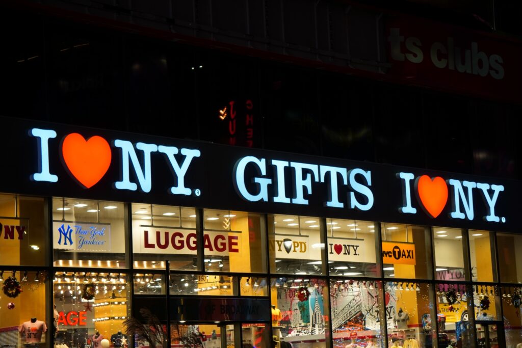 DSC01213 NY Gifts seen in New York City in November 2021