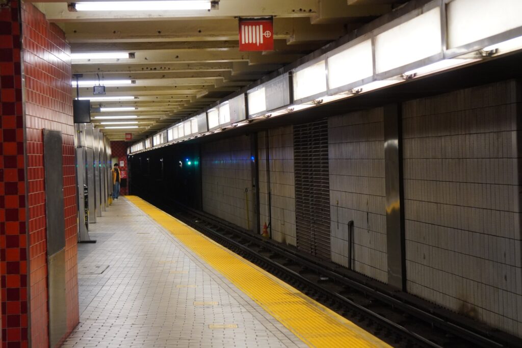 DSC01565 Subway station platform seen in New York City in November 2021